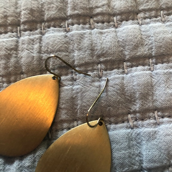 Gold tear drop earrings - Picture 4 of 4